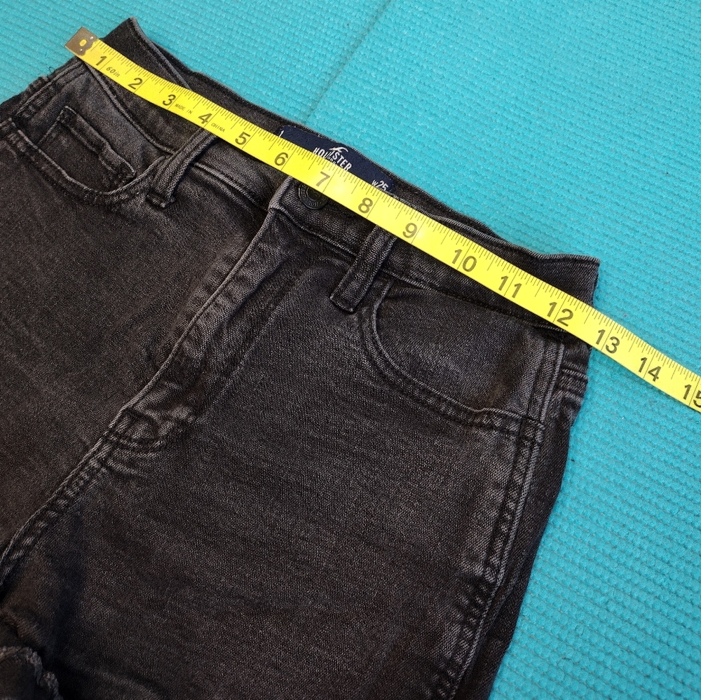 Hollister Women's Ultra High Rise Shorts Advanced Stretch 1/25 - Picture 4 of 7